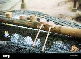 Cerca de bambú en las cuencas de agua de lavado a mano Sakurai Shinto  Shrine, Fukuoka, Japón Fotografía de stock - Alamy
