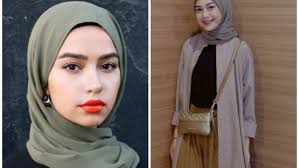 Hijab warna merah · hijab warna pink · hijab warna biru . 9 Pilihan Warna Hijab Netral Selain Hitam Pas Buat Dipadukan Dengan Banyak Baju