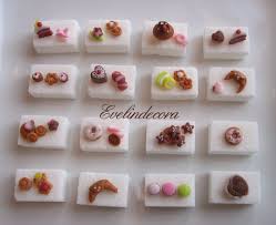 Zuccherini decorati con pasta di zucchero, ideali anche. Food Miniatures Zollette Con Decorazioni In Pasta Di Zucchero