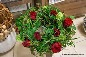 Die urnenkranz wird von unseren floristen aus weißen und roten rosen sowie vielen bunten sommerblumen angefertigt. Urnenschmuck Raumzauber Sinnwelt
