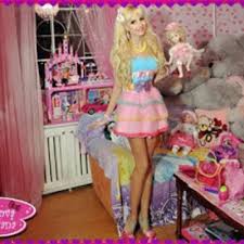 Kamu bisa cari tahu di game mendandani untuk perempuan ini. Gambar Tatiana Tuzova Manusia Mirip Patung Barbie