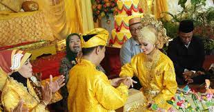 Adat perkahwinan melayu merupakan adat resam yang paling disayangi dan yang paling dipegang teguh oleh kebanyakan orang melayu. Adat Dan Budaya Masyarakat Melayu