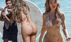 Farrah Abraham flashes her derriere in thong bikini during beach day with  daughter Sophia in Florida | Daily Mail Online