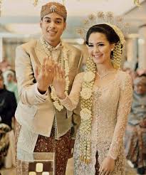 Cek informasi aisya argubi lebih lengkap di tautan ini. 21 Baju Pernikahan Jawa Modern Konsep Penting