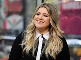 how kelly clarkson deals with criticism