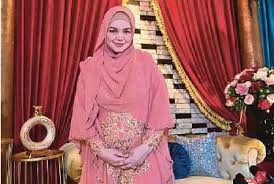 Ramai sedia maklum dengan berita kehamilan penyanyi nombor satu negara, datuk siti nurhaliza yang dihebahkan sebelum ini. Siti Nurhaliza Is Pregnant Pressreader