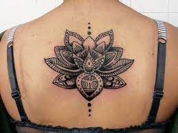 tatouage femme lotus mandala dos encre noire - Tatouage femme