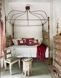 Platform canopy bed with curtains in retro style vintage bedroom design with floral canopy bed How To Decorate With A Four Poster Bed Architectural Digest