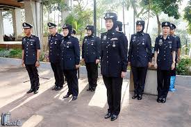 Sebelum ini, utusan malaysia melaporkan, jips bukit aman memaklumkan masih menunggu senarai nama pegawai dan anggota polis yang didakwa bersekongkol dengan geng nicky. Cuti Ke Luar Negara Pegawai Anggota Pdrm Dibeku Hingga Mei Sarawakvoice Com