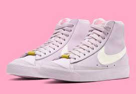 Shop nike white leather blazer mid '77 se sneakers for baby at level shoes. Women S Nike Blazer Mid 77 Just Dropped In Digital Pink House Of Heat