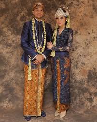 Kedua pengantin akan mengenakan pakaian tradisional khas adat jawa berwarna putih sebagai lambang kesucian. Baju Pengantin Adat Jawa Sunda Lengkap Dengan Tata Upacara Pernikahan