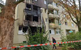 Auch die aufsteigende, dicke schwarze rauchsäule war kilometerweit zu sehen. Feuer In Mehrfamilienhaus In Wiesdorf Radio Leverkusen