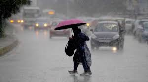 The weatherman has predicted light rainfall in parts of the state today. Heavy Rain Lashes Vadodara Holiday In Schools Tomorrow Weather Updates On July 31 India News India Tv