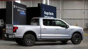 Ford's stock hits 7-year high, dividend ...