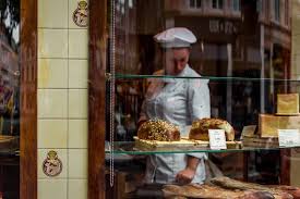 Toko roti ini menempati bangunan sederhana dengan tempat duduk yang tidak banyak, sehingga banyak pengunjung memilih untuk. 6 Tips Mendirikan Usaha Cake Bakery Untuk Pemula Uprint Id