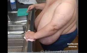 Oma putzt nackt mit dicken euter die küche