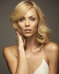 laura vandervoort to its cast