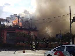 São paulo bombeiros combatem incêndio em galpão de carapicuíba (sp). Incendio Atinge Tres Casas Em Carapicuiba