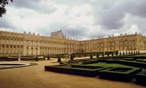Les jardins du château de versailles comportent plus de 30 bassins dont les célèbres bassin de neptune, bassin d'apollon, bassin de latone, … chaque bassin comporte des jets d'eaux qui participent au même titre que les 50 fontaines du jardin au magnifique spectacle des grandes eaux. Palace Of Versailles The Gardens Britannica
