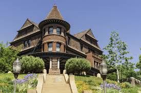 what is a gothic style house