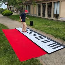 giant piano al event al