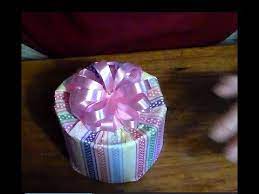 May 12, 2020 · tiene un resultado hermoso y aunque parezca aparatoso envolver un regalo con este elemento tán comun y fácil de encontrar en una casa, la verdad es que es tan sencillo como plegar ambos extremos del rollo una vez hayamos metido el regalo. Envolver Una Caja Redonda Para Regalo How To Wrap A Round Gift Box Youtube
