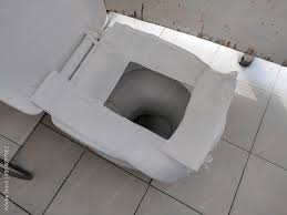 Foto De Toilet Paper Put On Open Toilet