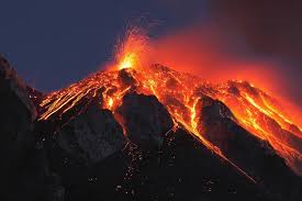 Aktuelle nachrichten über vulkanausbrüche und hintergrundinformationen über vulkane gibt es in dieser kategorie zu lesen. Vulkanausbruch Wenn Ein Ein Berg Explodiert Vulkan Vulkane Yellowstone Nationalpark