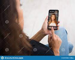 Na Ramieniu Kobiety Używającej Aplikacji Mobilnej Do Symulacji Kolorów  Włosów Zdjęcie Stock - Obraz złożonej z kolaż, fryzury: 229103662
