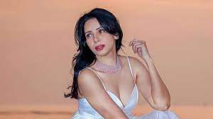 Savita Bhabhi fame Rozlyn Khan diagnosed with cancer after severe neck and  back pain – India TV