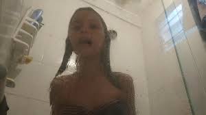 Live shower. LIVEOMG архив. Девочка в ванной Перископ.