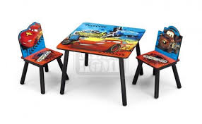 Имаме малък мебелен магазин от модели на детски масички, фотьойли, табуретки, столове, къщички за игра и всичко необходимо не само за забавлението. Detska Masichka S 2 Stolcheta Cars Delta Children Na Top Cena Kat Nomer M047393 Megahome Bg