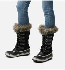 Η μάρκα sorel υπογράφει τη μπότα για τα χιόνια joan of arctic, γνωρίζοντας ακριβώς τι μας χρειάζεται για να αντιμετωπίσουμε το χειμώνα. Apres Ski Boot Sorel Joan Of Arctic Black Quarry Woman Alpinstore