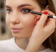 makeup hacks tightlining for bigger
