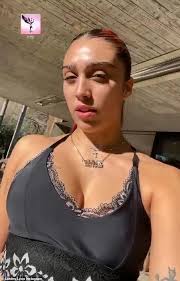Lourdes, who is the daughter of music icon madonna and actor carlos leon, has been making a name for. Madonna S Daughter Lourdes Leon Poses For A Cheeky Snap As She Shows Off Her Figure Aktuelle Boulevard Nachrichten Und Fotogalerien Zu Stars Sternchen
