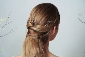 choosing your wedding hair accessories