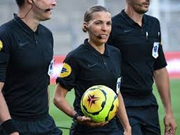 Referee stephanie frappart made history yesterday by becoming the first woman to officiate a men's world cup qualifier. Ol Om Stephanie Frappart Au Sifflet Son Premier Choc En Ligue 1 Challenges