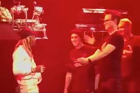 Watch Blink 182 Give Lil Wayne A Blunt Onstage For His Birthday