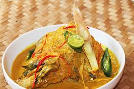 Gulai kepala ikan, salah satu menu andalan di rumah makan padang dengan rasa bumbu yang khas dan cocok untuk teman nasi panasmu! Resep Gulai Kepala Ikan Kakap Dentist Chef