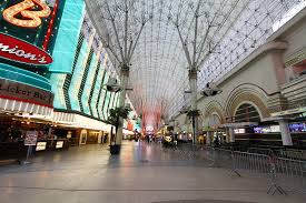 how safe is fremont street at night