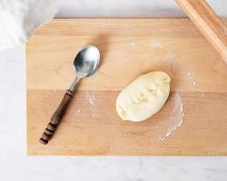 Gambar Spoon filling onto the dough