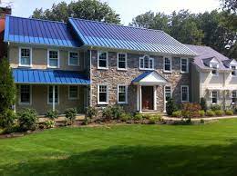 Дома с синей крышей фото – 135 лучших примеров, фото фасада частных  загородных домов и коттеджей | Houzz Россия