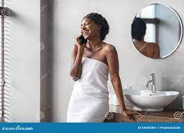 Senhora Negra Sensual Conversando No Banheiro Imagem de Stock - Imagem de  banheiro, seda: 236462851