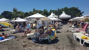 Голям плажен чадър с двоен покрив за прохлада. Burgaskiyat Plazh Se Preplni Bez Nito Edin Svoboden Chadr Snimki Zonaburgas Bg