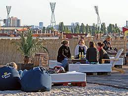 They've brought in sand, seats and tables to convert this temporary home for cars into a summer destination for those who like their drinks with a view. Eisstockschiessen Auf Dem Deck 5 Weihnachten In Berlin