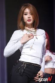 ji yeon received a treatment on her knee