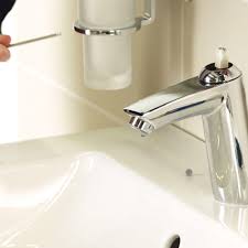 Move the faucet handle to ensure that the last drops of water are also drained out. Installation Guides Grohe