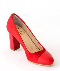 Червените обувки могат да бъдат акцент, а също така могат ненатрапчиво и хармонично да се слеят с тоалета ви. Yake Provodimost Potok Cherveni Obuvki Ampamariamoliner Org