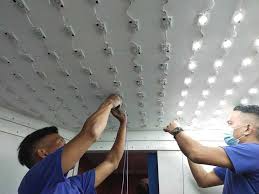 دو متخصص درحال نصب نورپردازی سقف کشسان