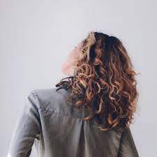 Désépaississez la cheveux ondulés coiffure automnehiver coupe pour cheveux mi long femme | coiffure simple et facile idée tendance coupe & coiffure femme : Ondule Coiffure Femme Mi Long Degrade